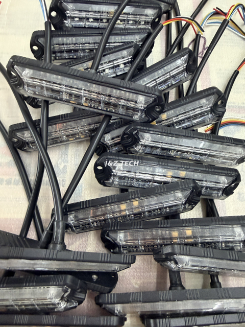 Luz estroboscópica LED de montaje en superficie para vehículos de emergencia LINEAR 6